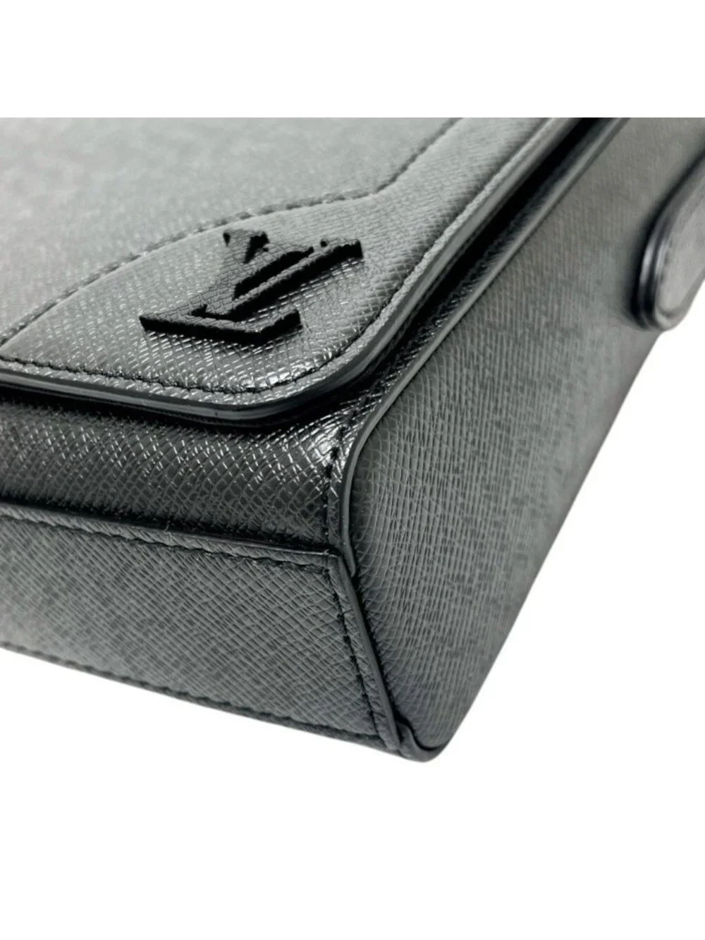 Louis Vuitton Shoulder Bag New Flap Messenger M Taiga Leather Noir Black